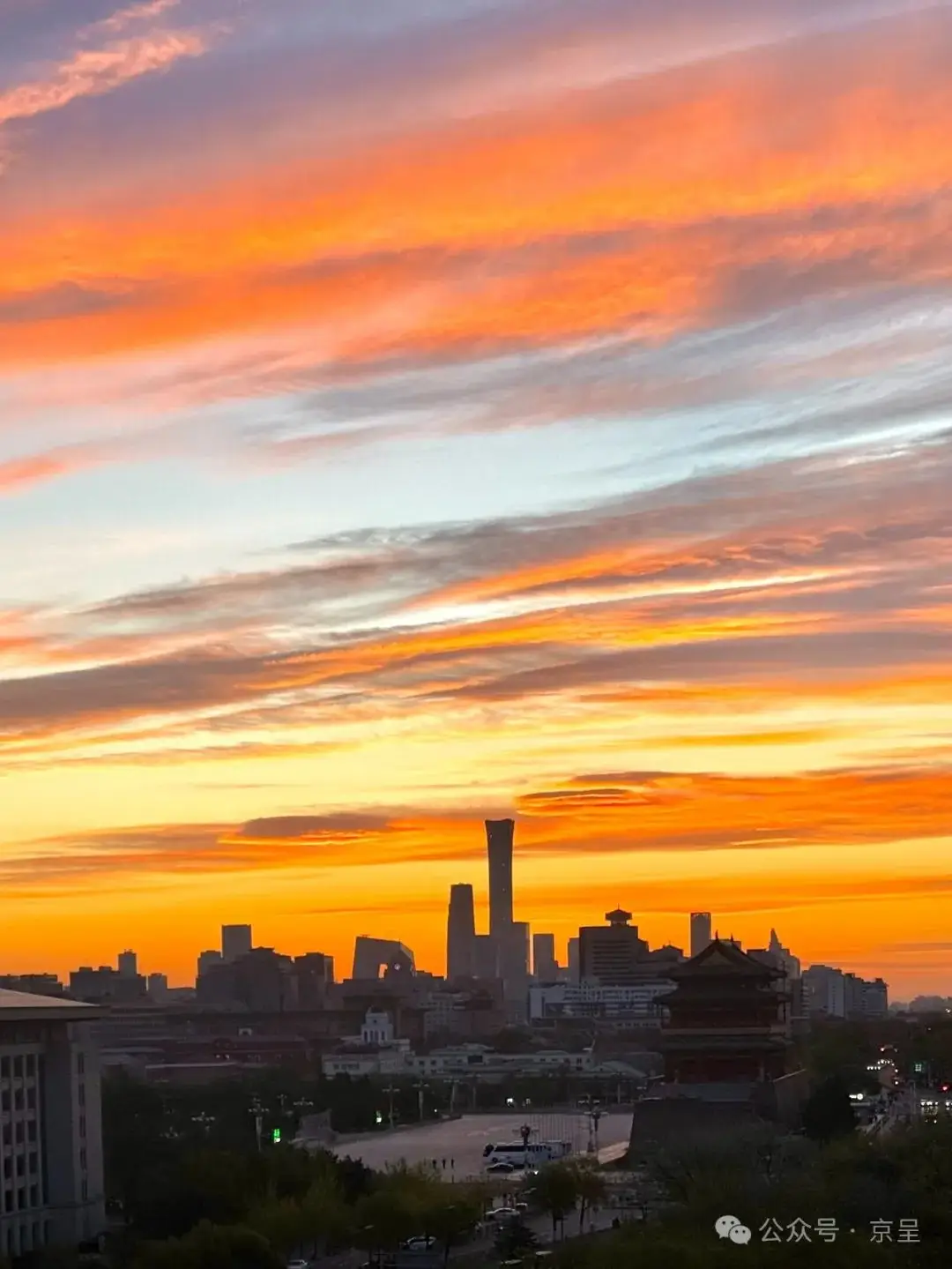 北京清晨上演"天空幻境"!朝霞美成壁纸,网友:像给城市披了层滤镜
