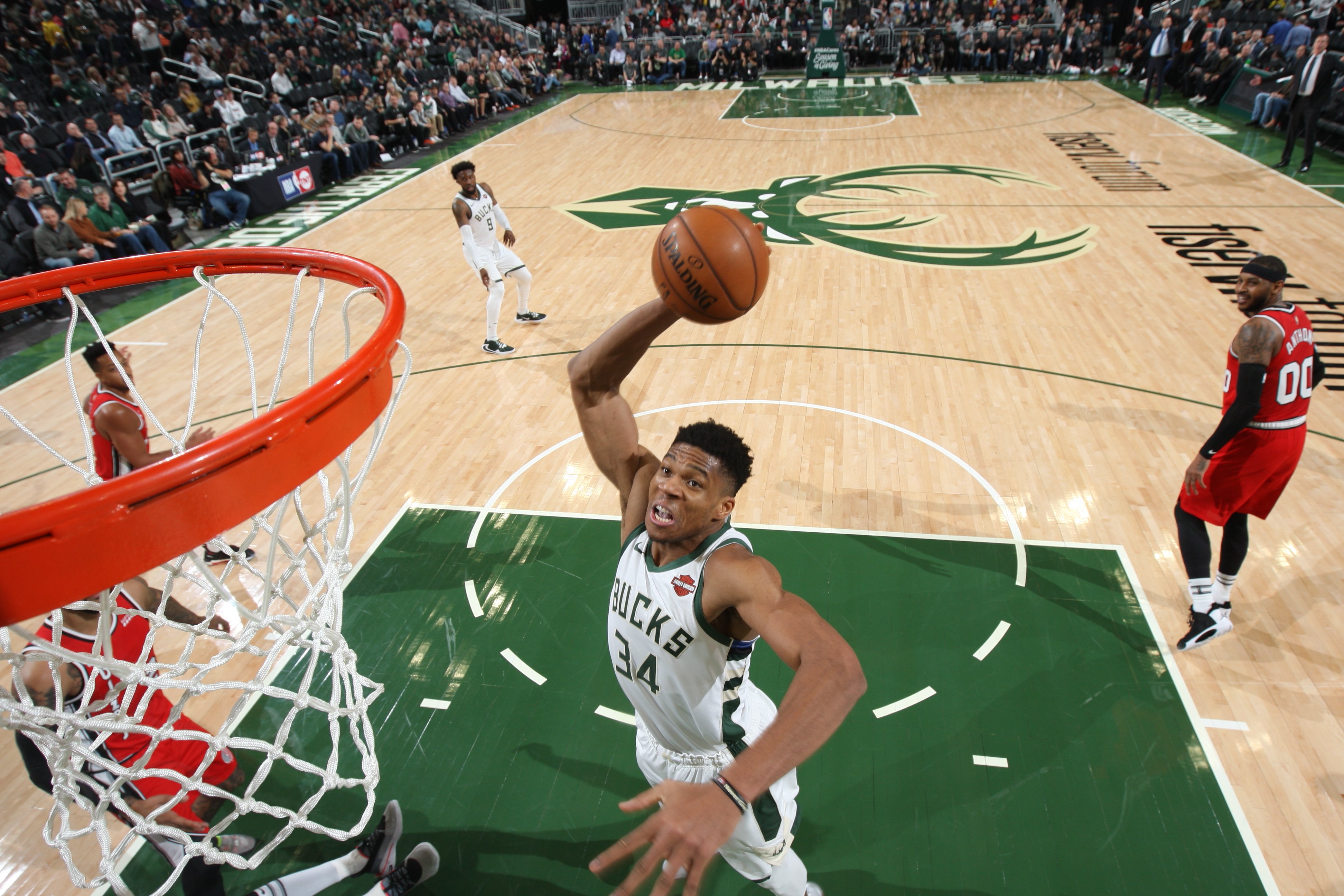 交易截止日前暗流涌动！字母哥成核心焦点，浓眉、小萨引多队争抢