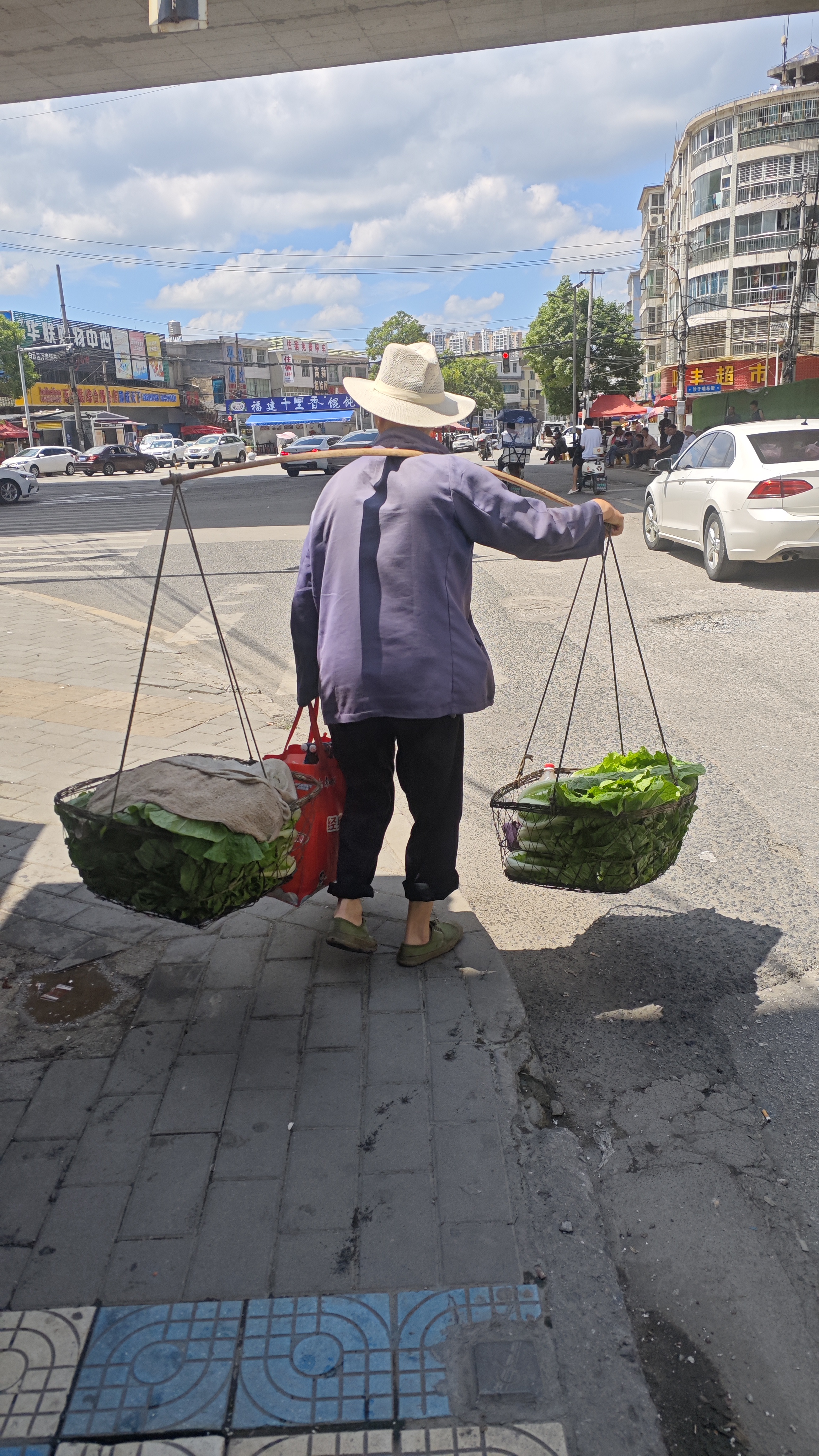 故事:一可怜的大爷摆摊卖菜,大哥看他可怜让他把菜送到店里,没成想