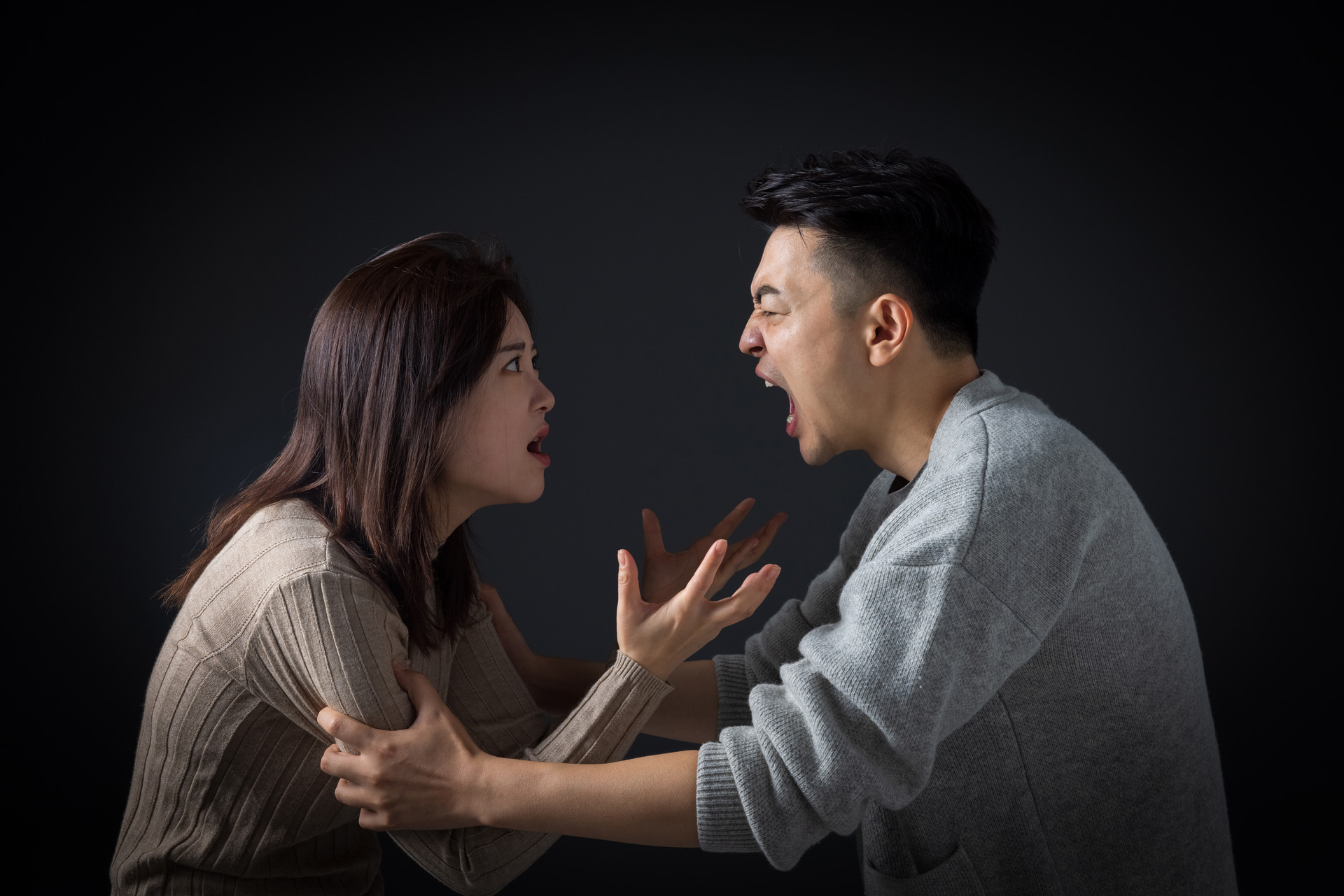 建议:上了年纪后,宁愿多起几次夜,也别在睡觉前干这几件事