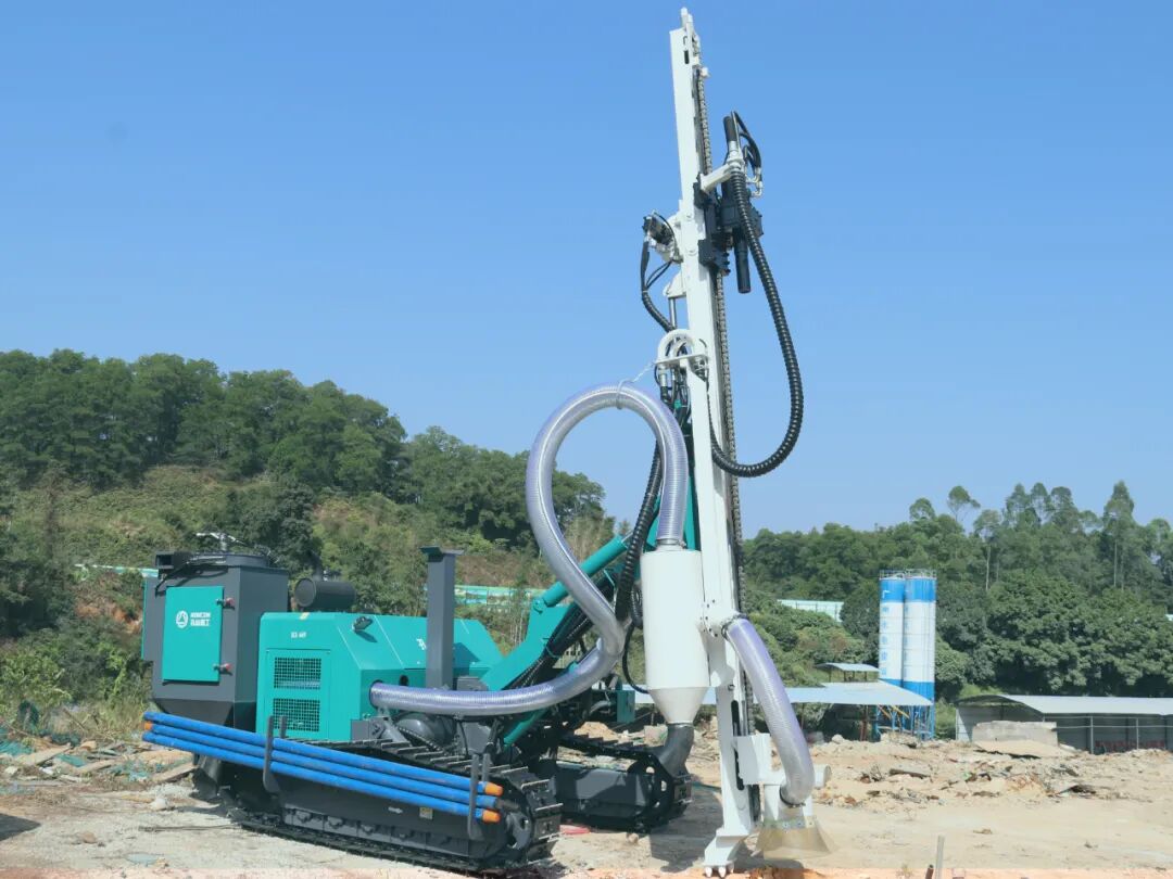 第16期:国内卫生填埋"第一场",孔山ks669潜孔钻机150mm孔23米深边坡