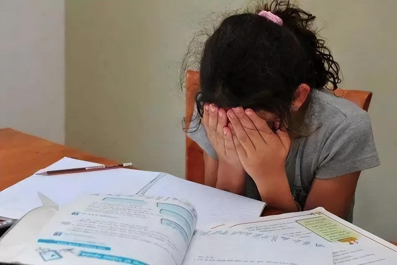 该网友表示,其为一名三年级小学生的家长,孩子长期以来存在作业负担过