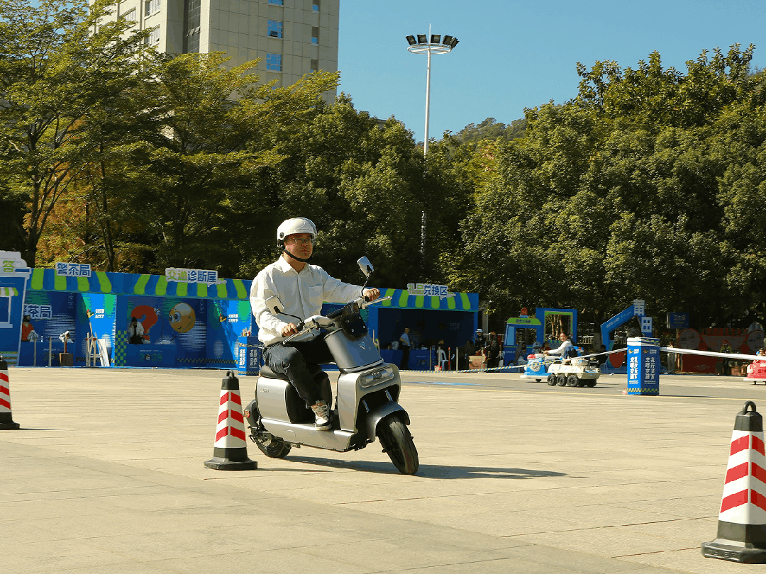 立马阿尔法亮相莆田交通安全日获政府盛赞，莆田首台新国标电动车上牌交付，引领合规出行新风尚-有驾