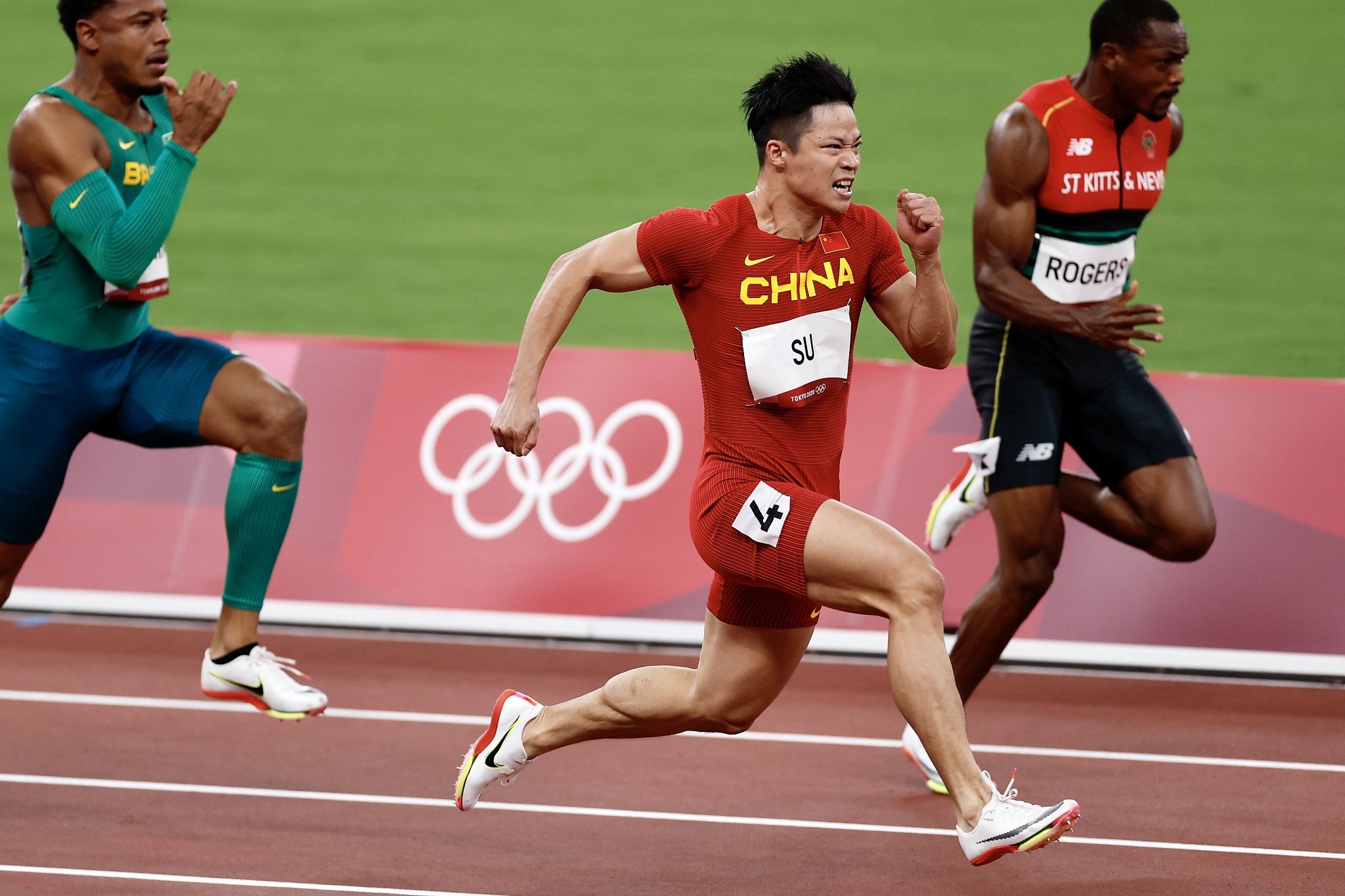 香港火灾后苏炳添口碑疯涨,一句 "同根同气" 藏深意,连全红婵都意外