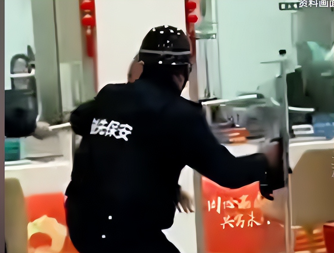 歹徒自制4把枪,银行门口踩点抢劫