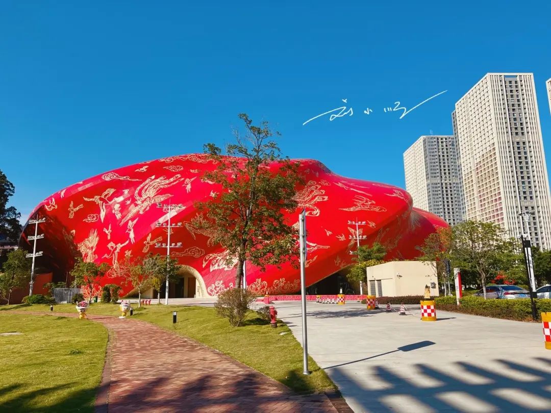 广州郊区花都区的广州融创大剧院,因独特造型引发争议,还被很多人调侃