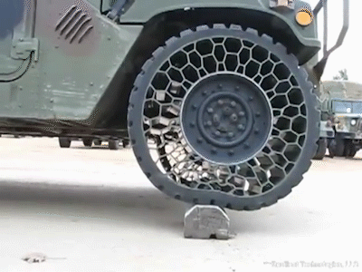 不可思议的“蜂窝轮胎”：不怕扎也不会爆，你知道它靠什么原理吗？-有驾