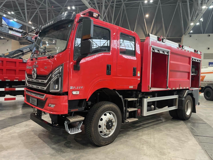 东风应急消防车，搭载玉柴220马力发动机2.jpg