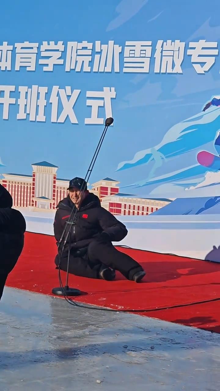 ���˹ھ�����������ִ�ѧ�����ο�����ʽ�������ڶ�������Ľ��У������������ѧԺ�Ľ���