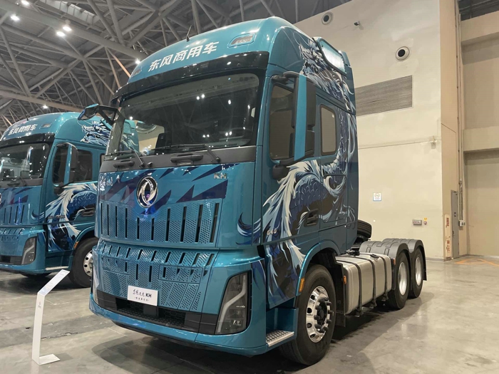 东风天龙KH（新平台）燃油牵引车，搭载东康640马力发动机.jpg