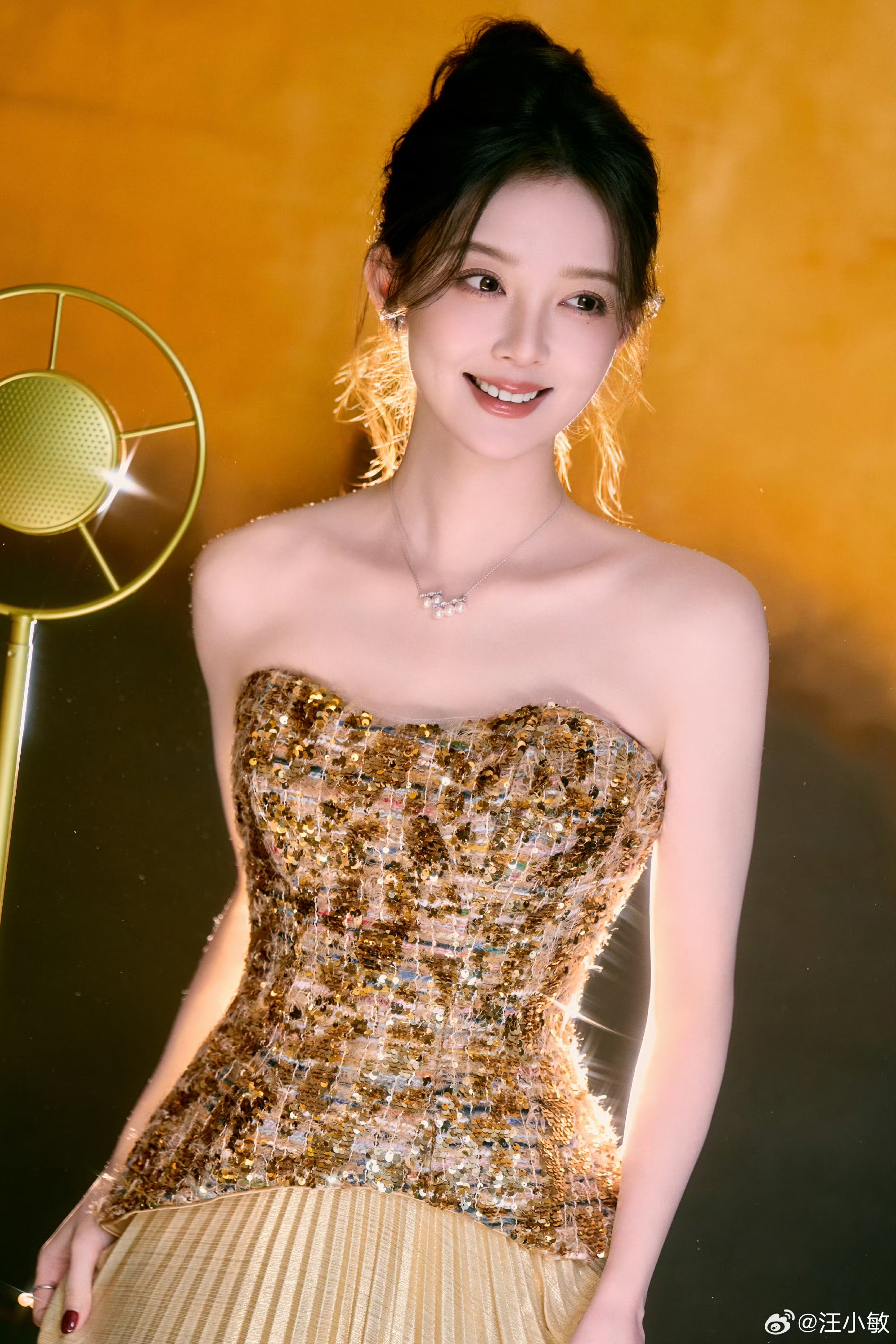 汪小敏这鎏金浅黄连衣裙一穿直接美出圈了