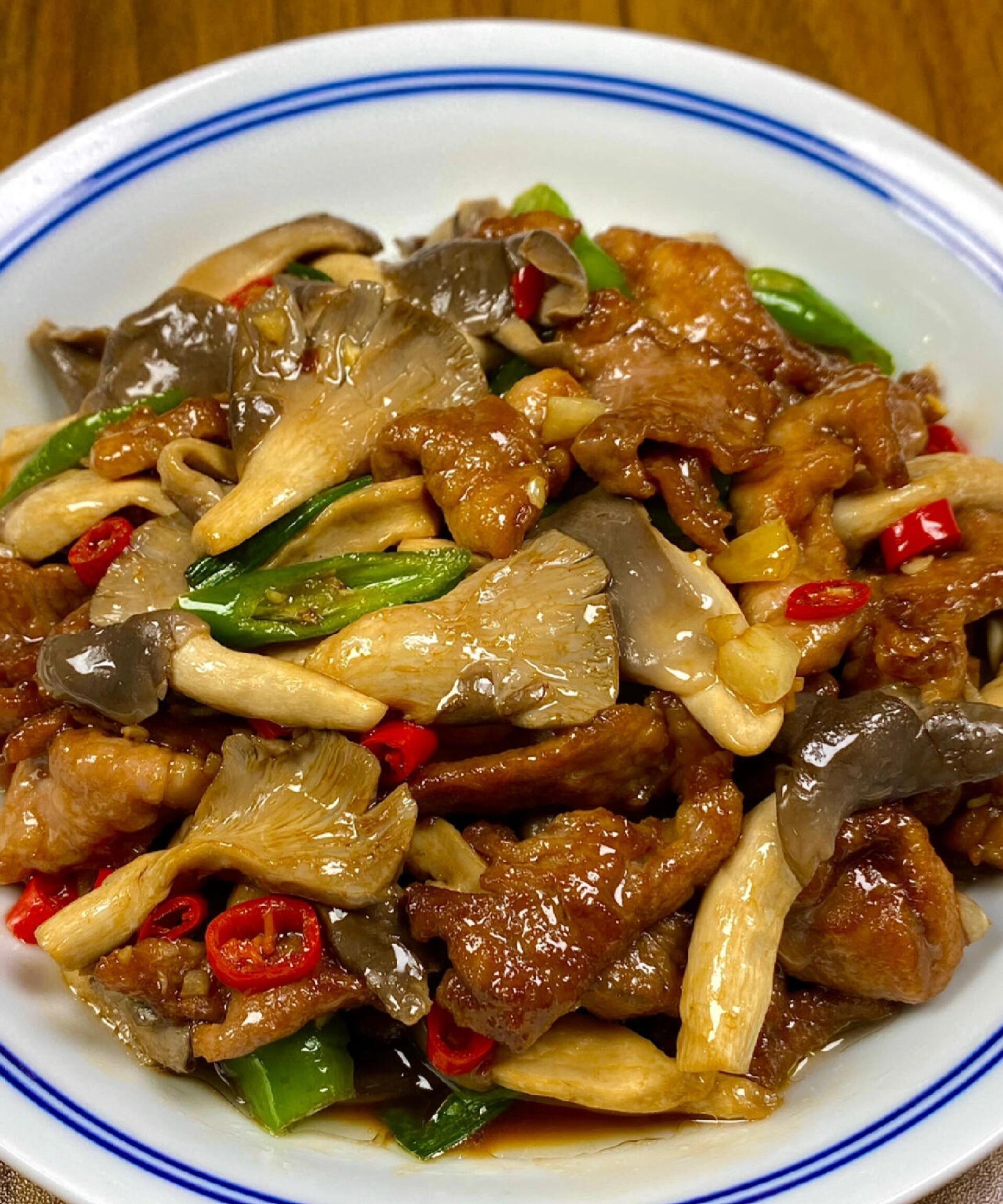 平菇炒肉片素炒茭白肉沫豆角以及冬瓜虾滑汤