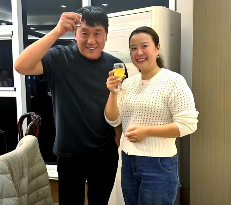 原来她就是何冰的老婆!结婚27年生下帅气儿子,如今21岁子承父业