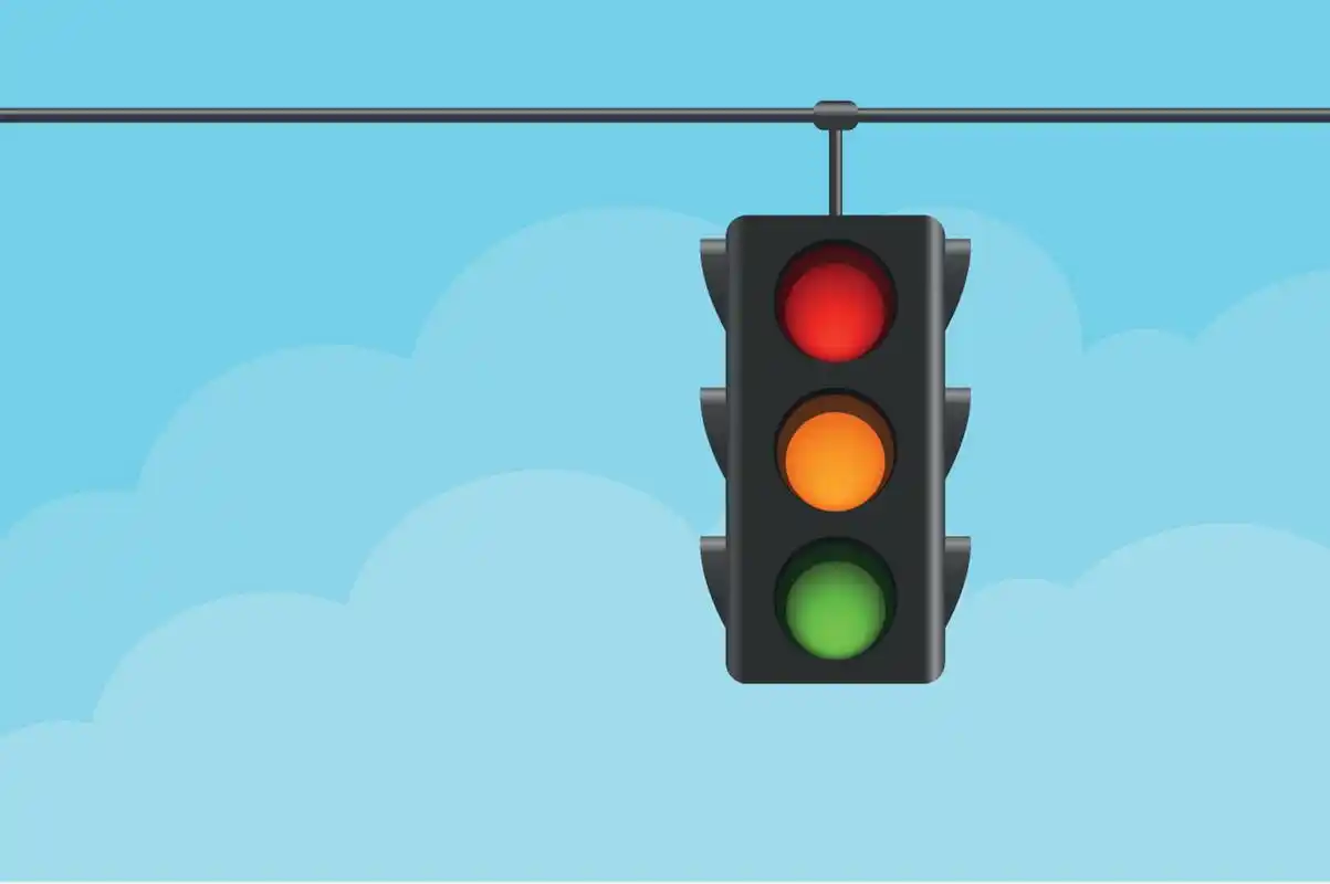 过路口遇黄灯慌了?中途停路口竟算违章,交警教你正确操作