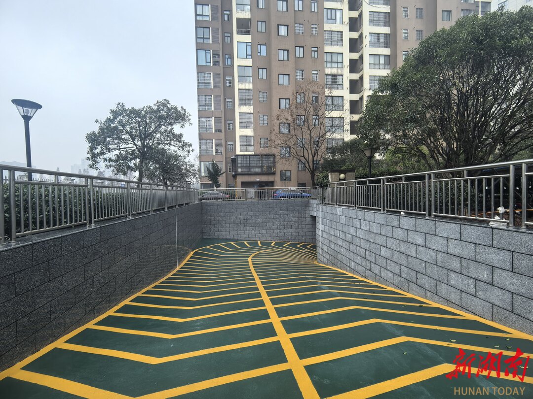 入住13年，没花一分钱，老小区竟用上了堪比新楼盘的智能车库！