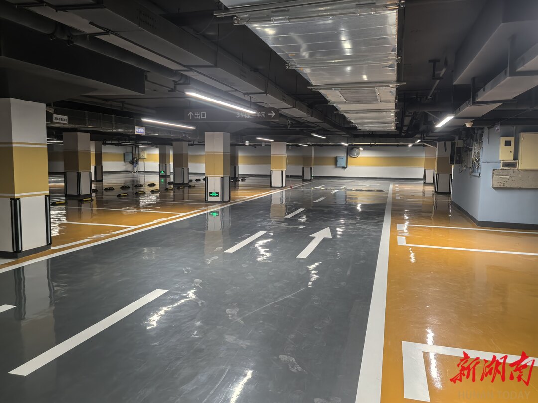 入住13年，没花一分钱，老小区竟用上了堪比新楼盘的智能车库！