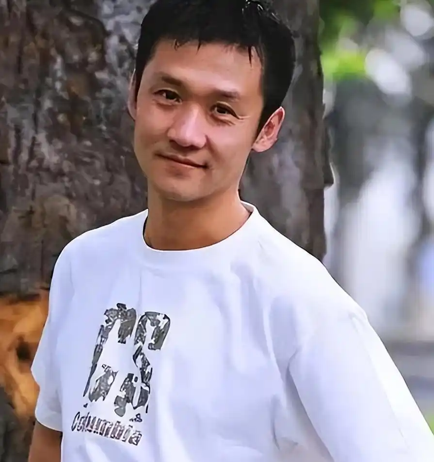 黄志忠23岁儿子黄博远首曝光,高大帅气神复制老爸,网友惊呼:这基因太