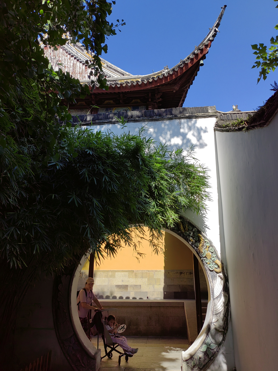 苏州西园戒幢律寺,初名归元寺,现在简称西园寺,始建于元代至元年间.