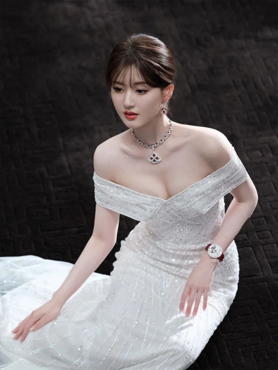 赵露思受邀参加品牌活动,身着一条高贵大气的白色长裙,搭配着闪耀的