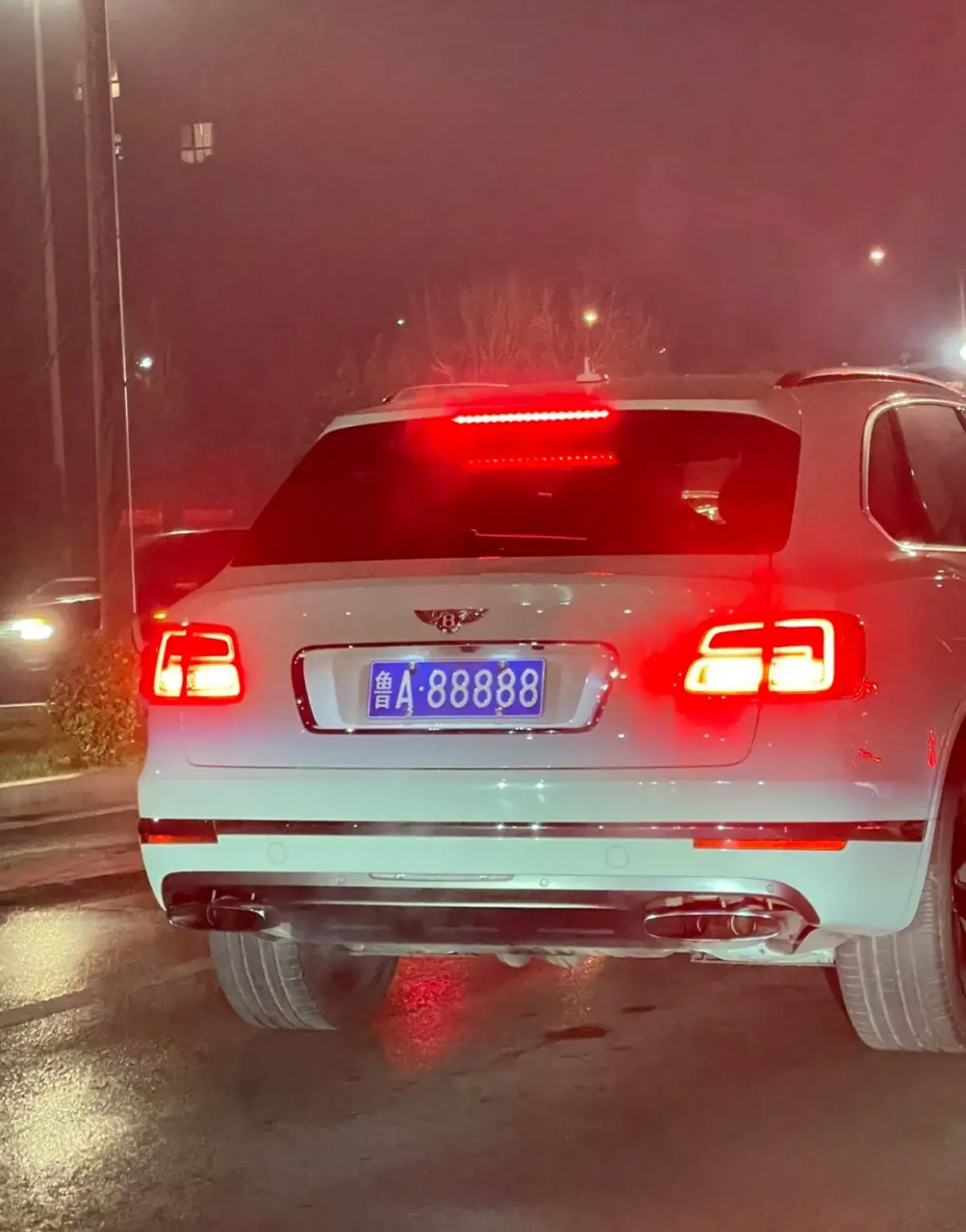 画面中,我们看到鲁a88888,山东济南的天花板车牌,估值几百万?