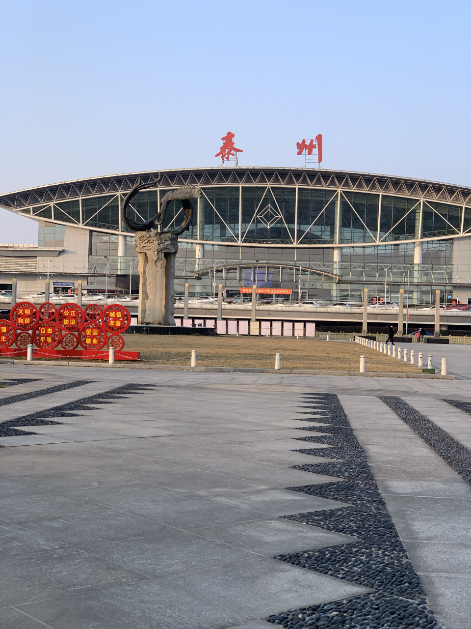 实拍泰州火车站是江苏省唯一的交通枢纽之一,也是江苏省的二等站