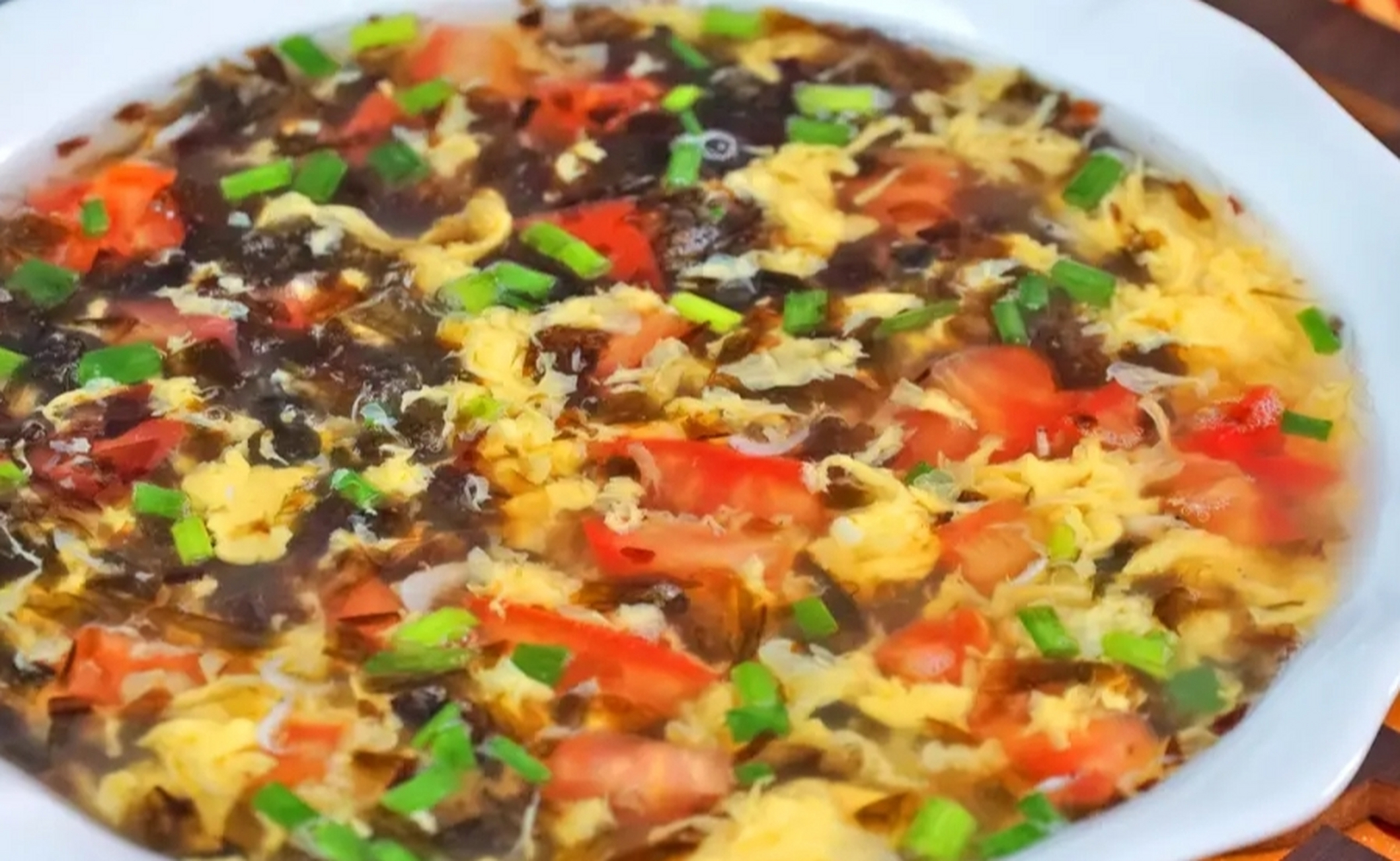 我的美食分享#  西红柿蛋花汤  食材:紫菜,西红柿,葱花,虾皮  1