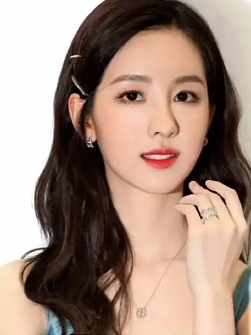 陈都灵当初可是只凭借一张证件照就打入了娱乐圈了,到如今热度才起来