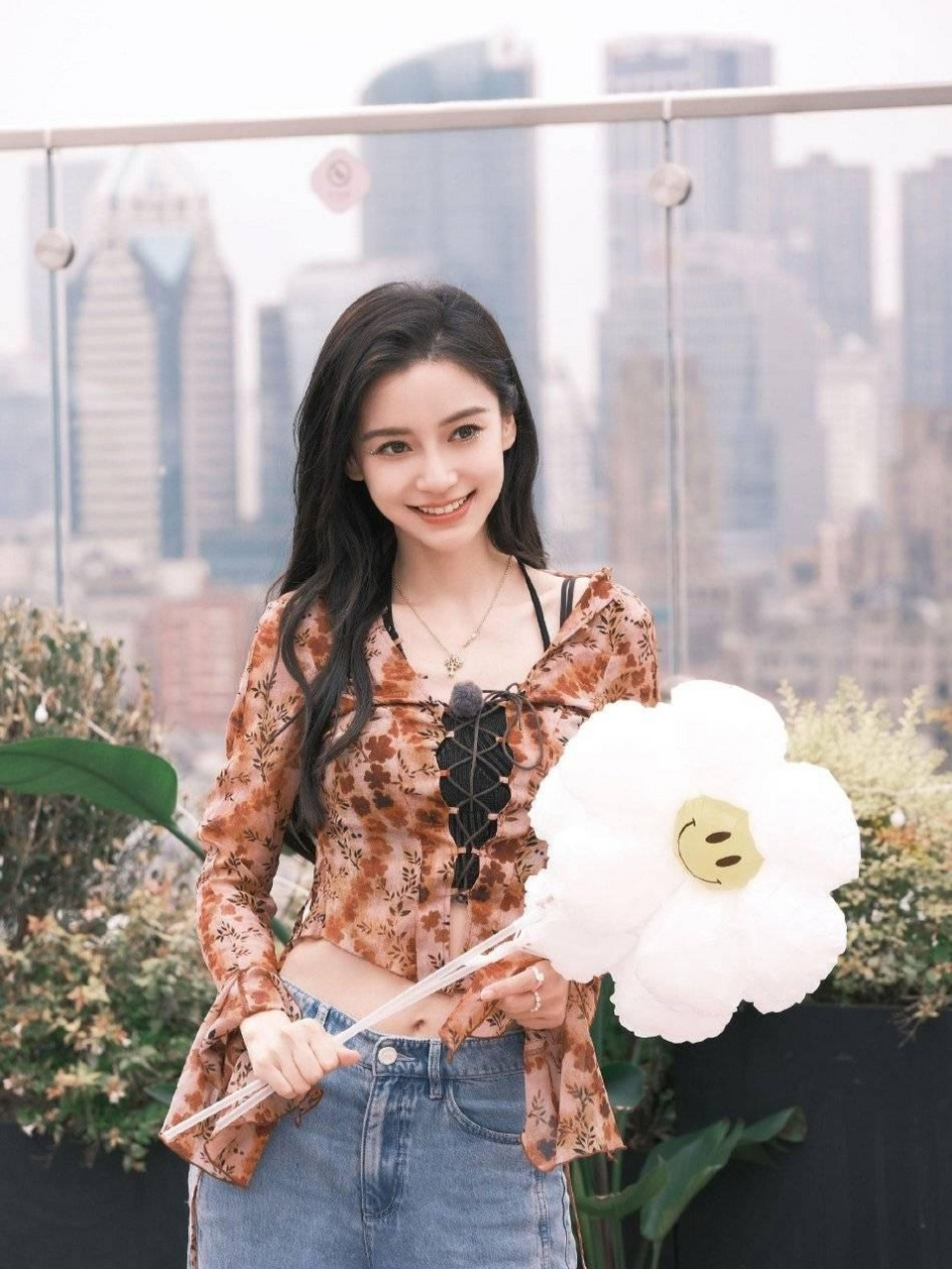 看着照片上的angelababy(杨颖)笑的是那么的开心,也不知道她从误区走