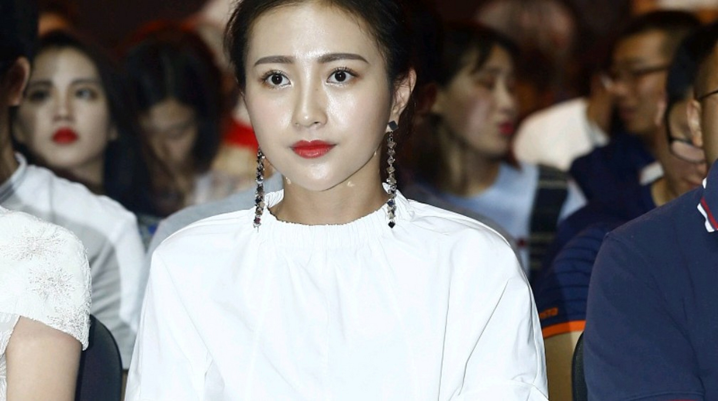 本来很讨厌包贝尔,但一看他媳妇儿包文婧的种种作精表现,突然又很同情