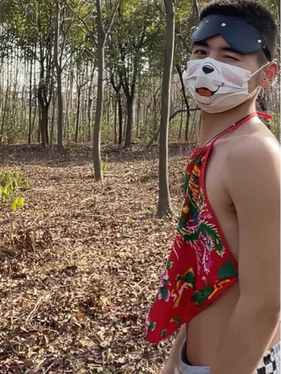 听说你们在找一个身穿赤色鸳鸯肚兜的男孩子看看是他吗?