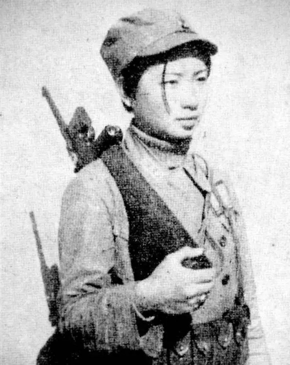 谁知汉奸却轻声说:"先服软,坚持住,我送你出去