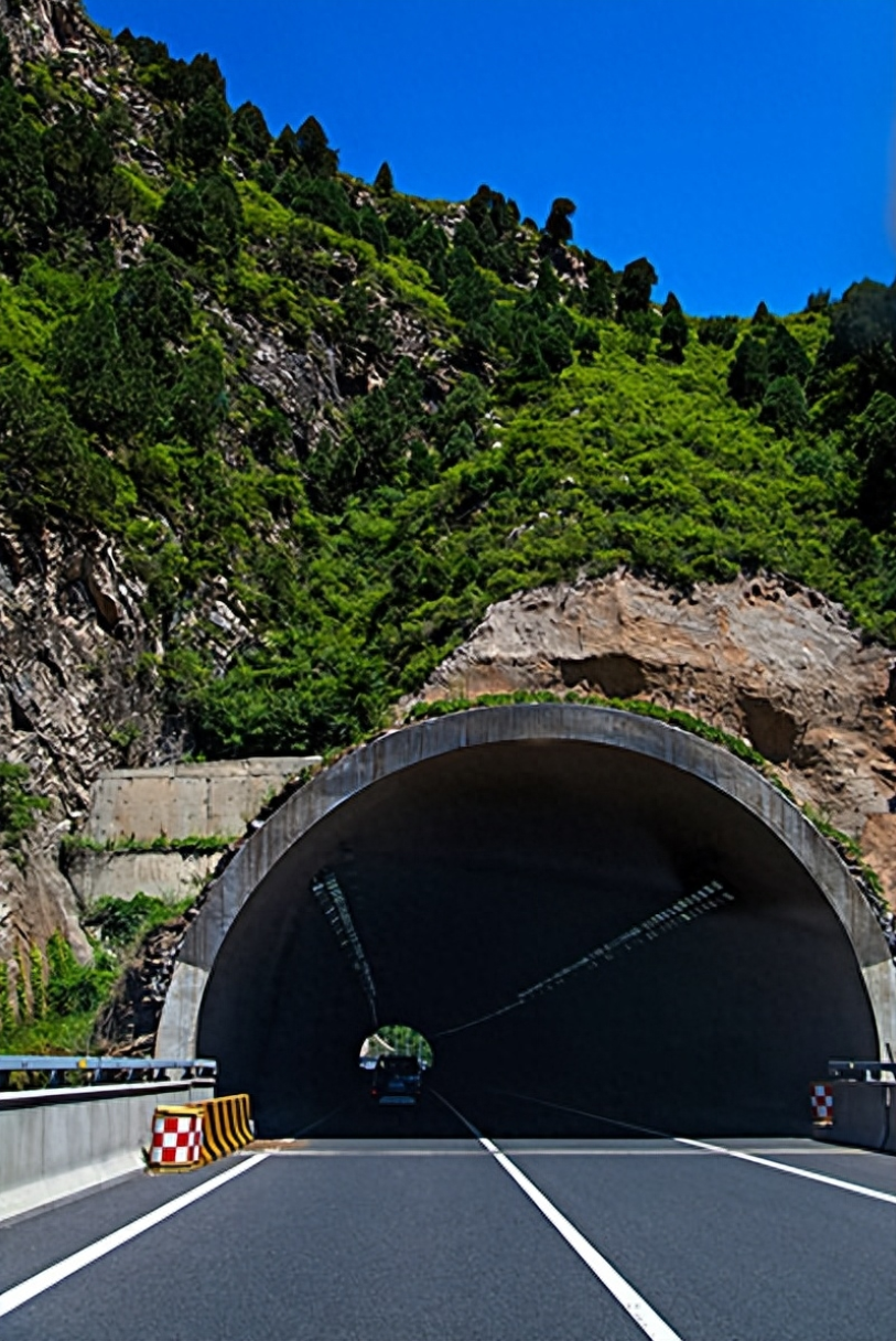 这起事故发生在山西省忻州市沧榆高速凤凰岭隧道内,具体时间是8月23号