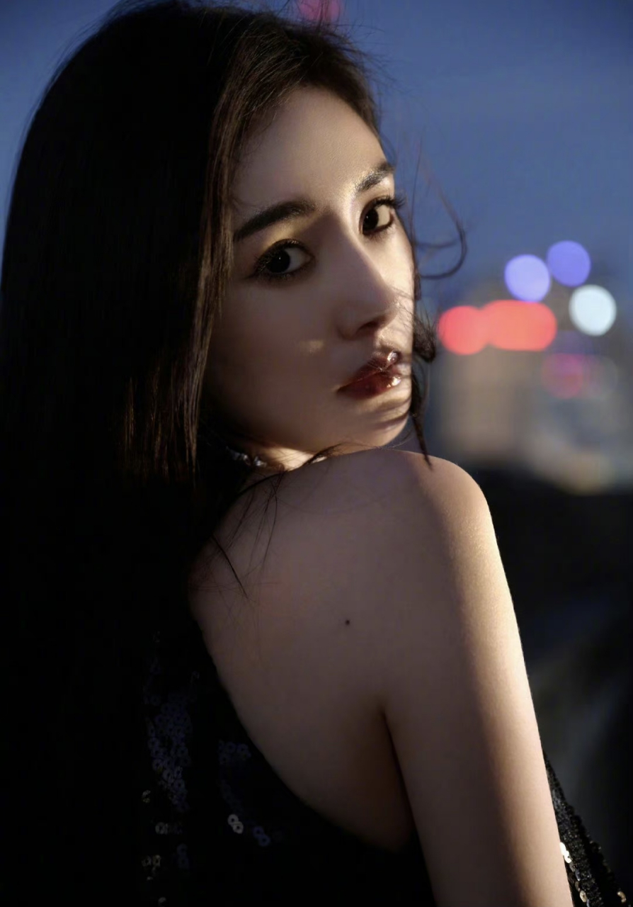 杨幂今晚身着一袭 alexandre vauthier 高定吊带亮片裙  buccellati