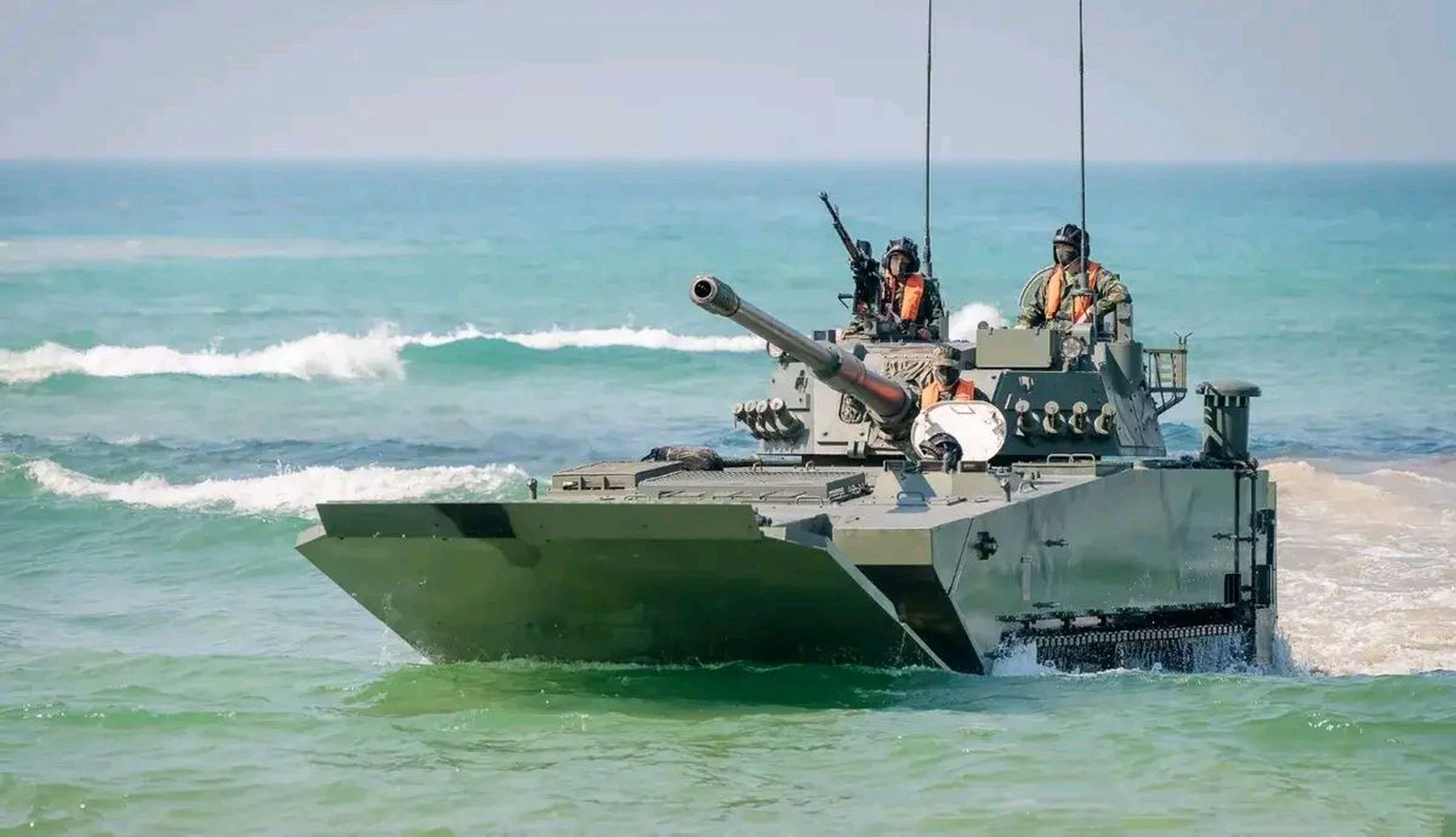 世界最先进的两栖突击车——中国人民海军ztd-05  今天向大家介绍一款