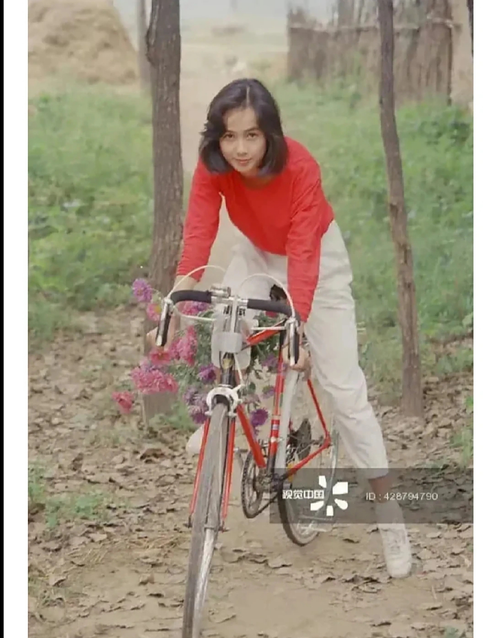 蒋雯丽年轻时眼神勾魂,嘴唇也很吸引人,她的嘴巴形状也很好看,唇型