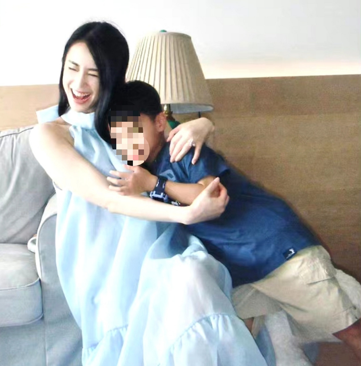 黄圣依疑怀3胎# 黄圣依晒出母子合影,与小儿子安麟出镜,大儿子安迪