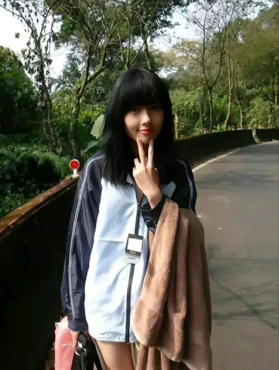 上学时期的郭碧婷非常清纯可爱,身穿校服也掩盖不住她的好气质,出道