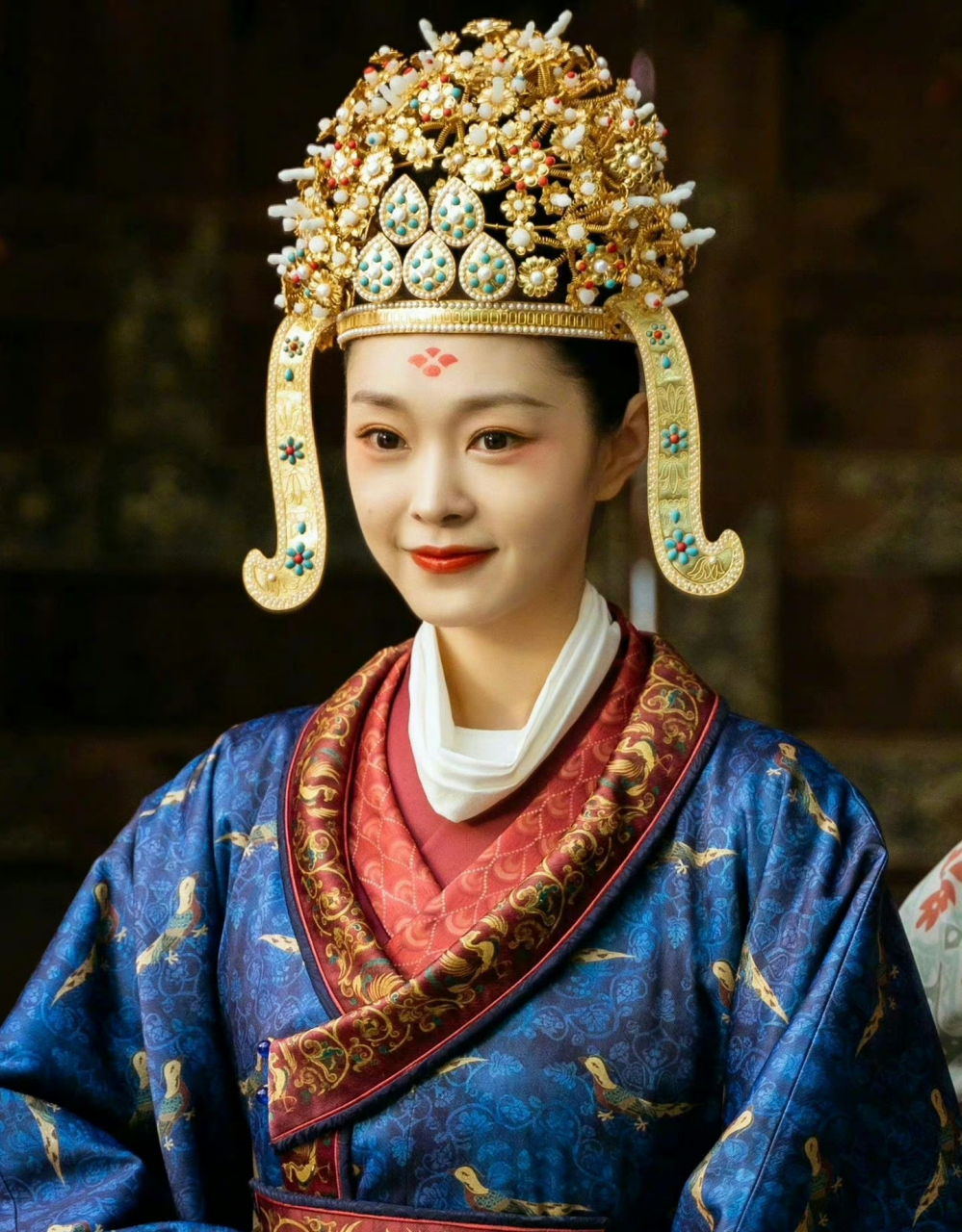 古装剧里的嫁衣头饰 ,行走世间,谁人不是一身烟火?