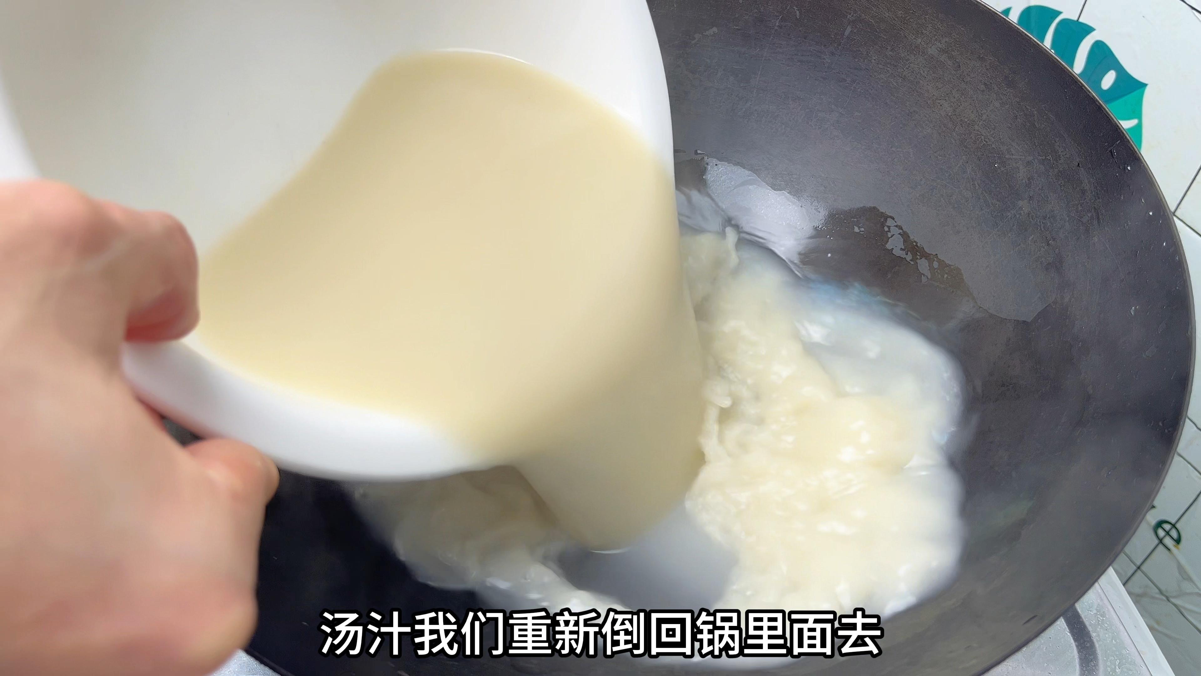 秋季就多喝鲫鱼汤,胖江教你鲫鱼萝卜汤,鲜甜好喝