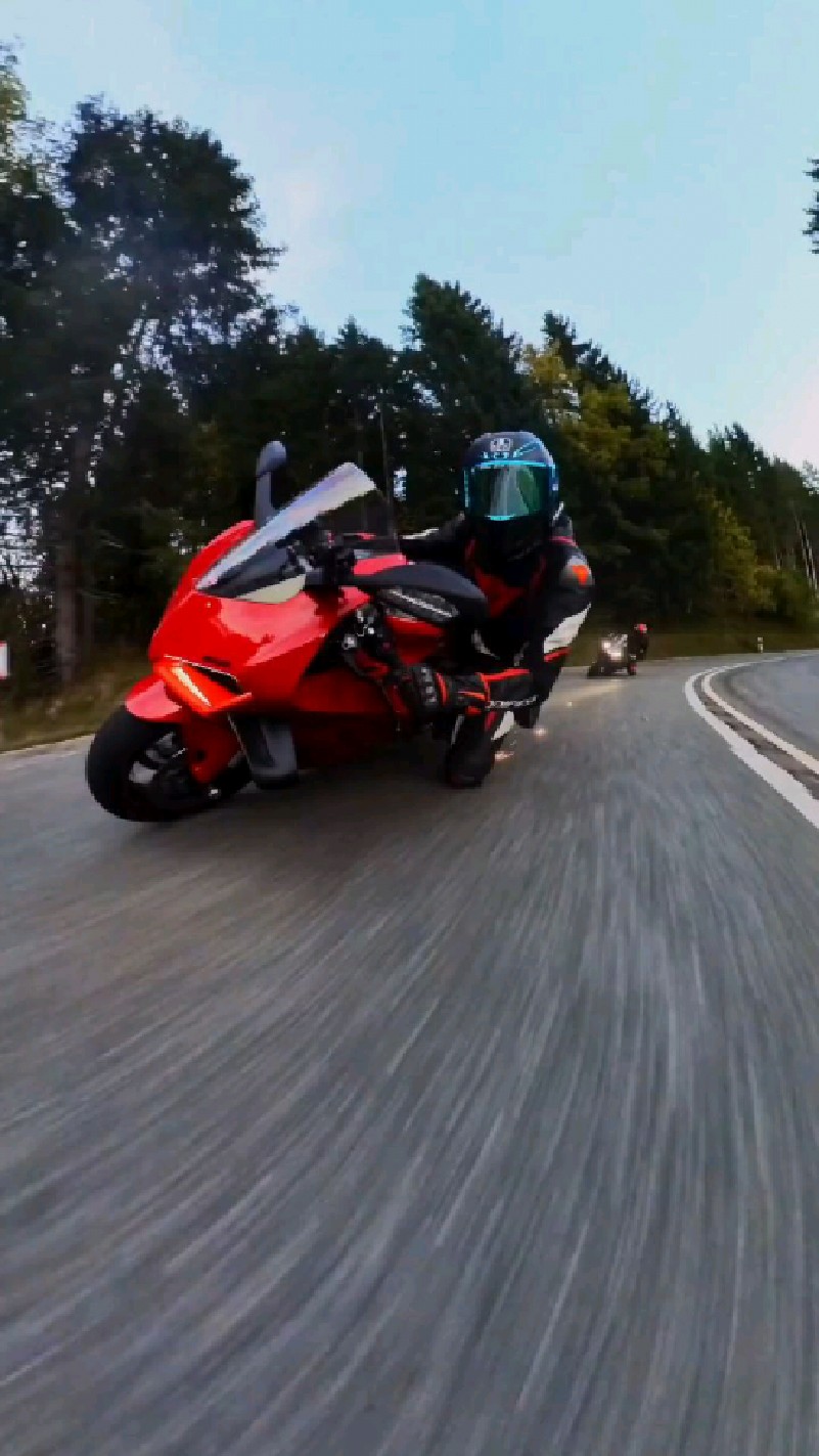 杜卡迪跑车压弯