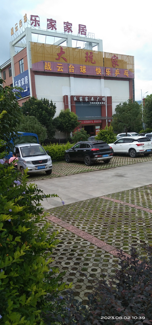 我来到施甸大酒店走走,感觉这里好气派.