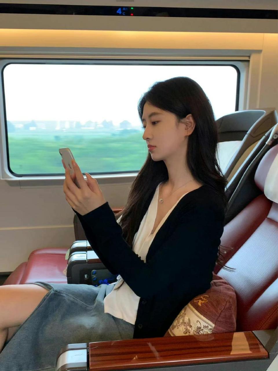 高铁上上偶遇气质美女