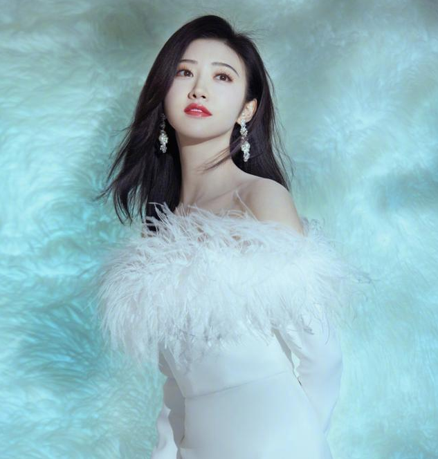 景甜穿白色羽毛露肩裙超靓!肤白貌美大长腿性感撩人