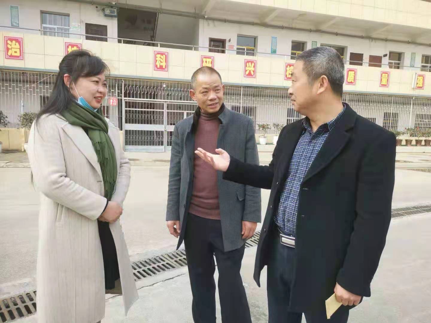 湖北阳新副县长柯友国慰问省师德标兵,突出贡献专家,名师江玲