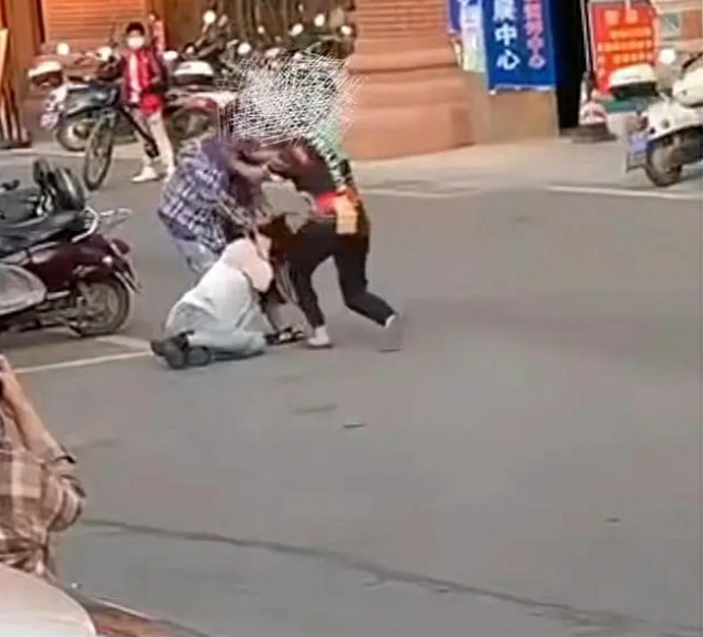 渣男真是太绝情了!女子街头暴打小三,而丈夫却出手帮小三打原配