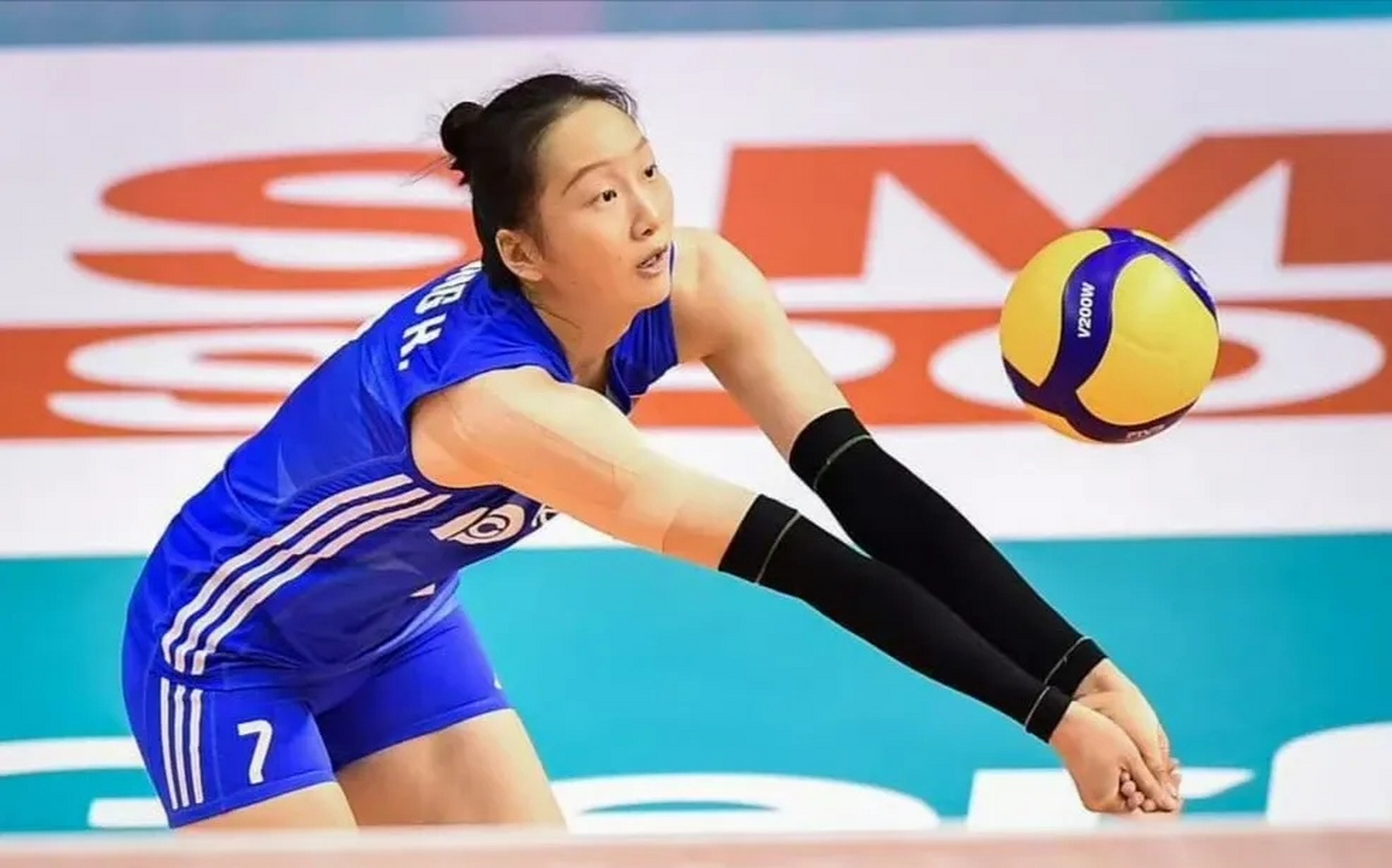 杨涵玉# 在扣球方面展现出柔和的技巧,但在面对困难的比赛时能力稍