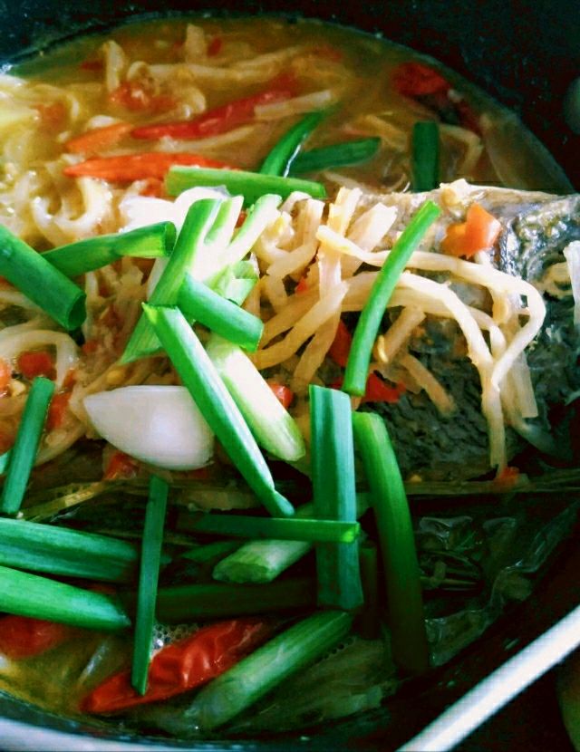 傣味酸笋鱼,顾名思义,是一道融合了傣族传统风味和酸辣口感的佳肴.