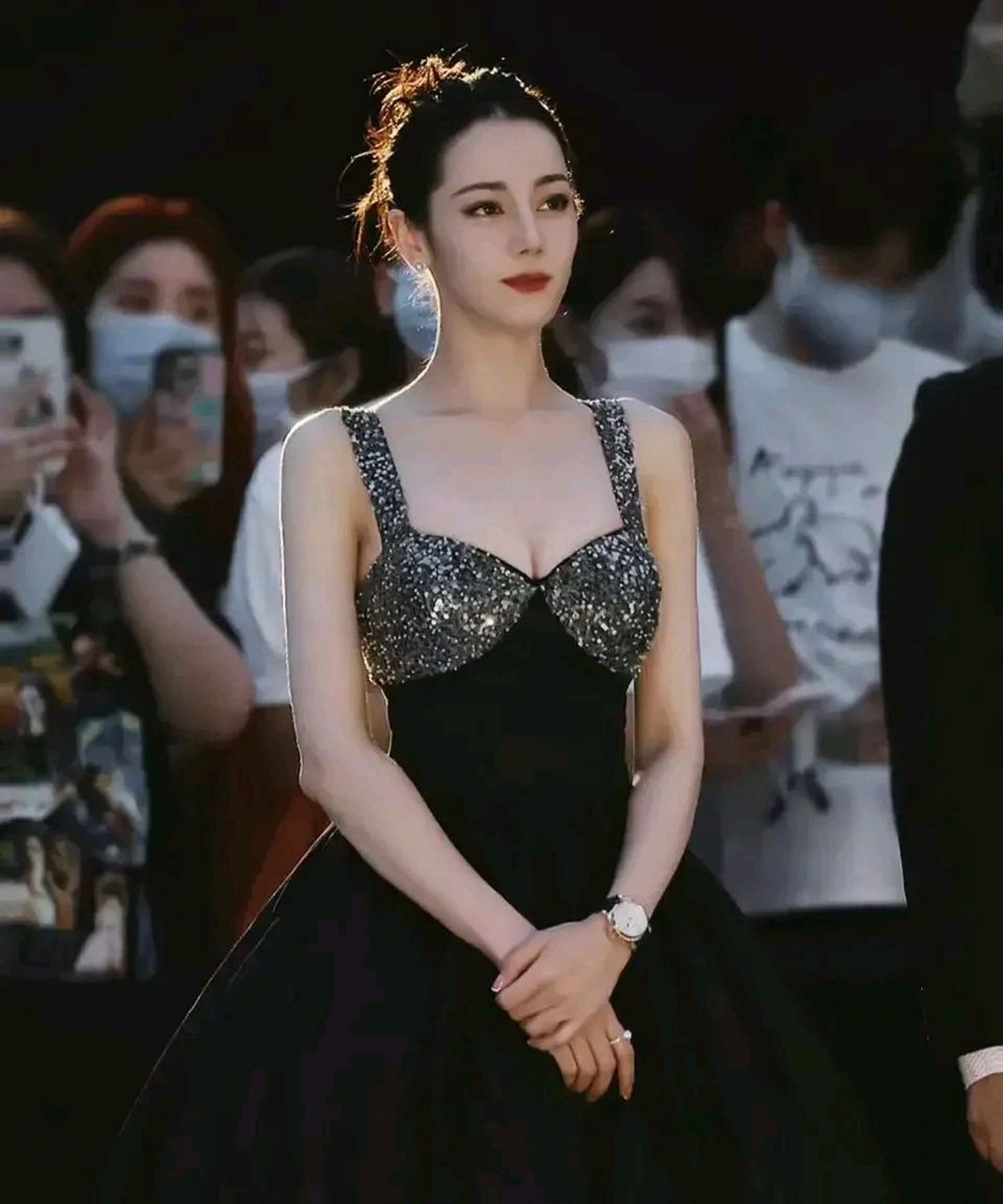 迪丽热巴近日一袭黑衣勾勒出极佳的腰臀比!