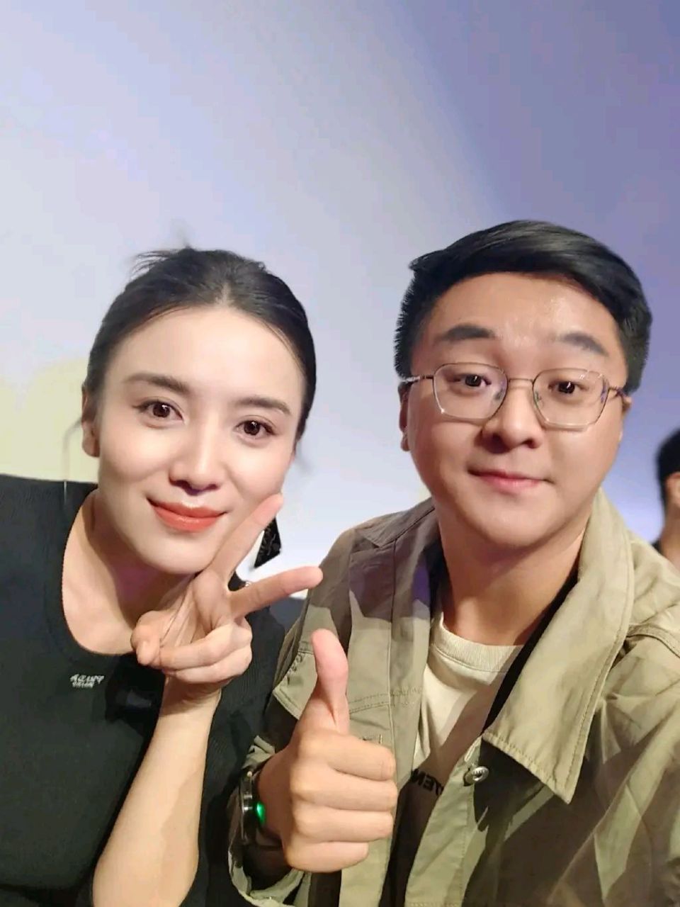 今天宋佳亮相西宁,她这次搭配的非常简洁,看上去像个年轻漂亮的大明星