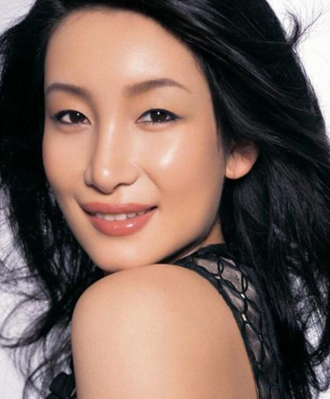 单眼皮时期的秦海璐,虽然是单眼皮但是眼睛很大,向上翘,有些狐狸眼的